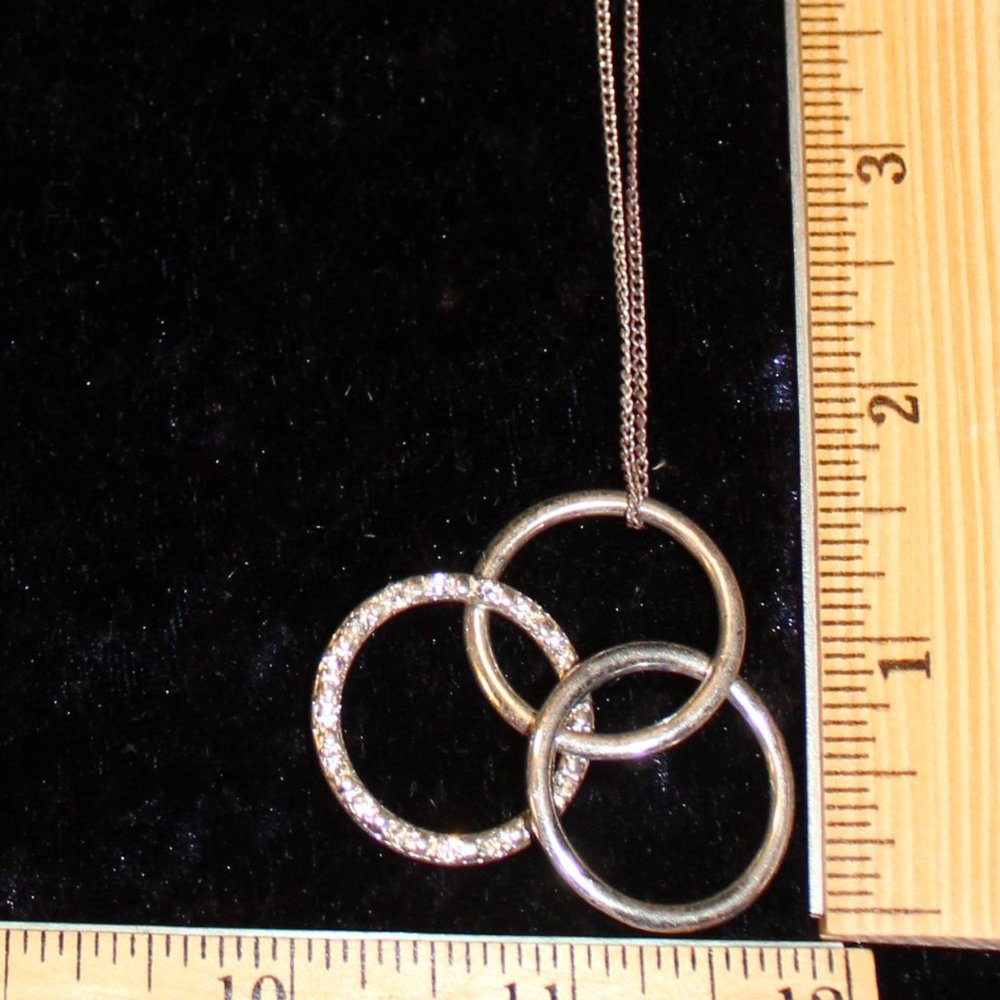 Three interlocking rings necklace